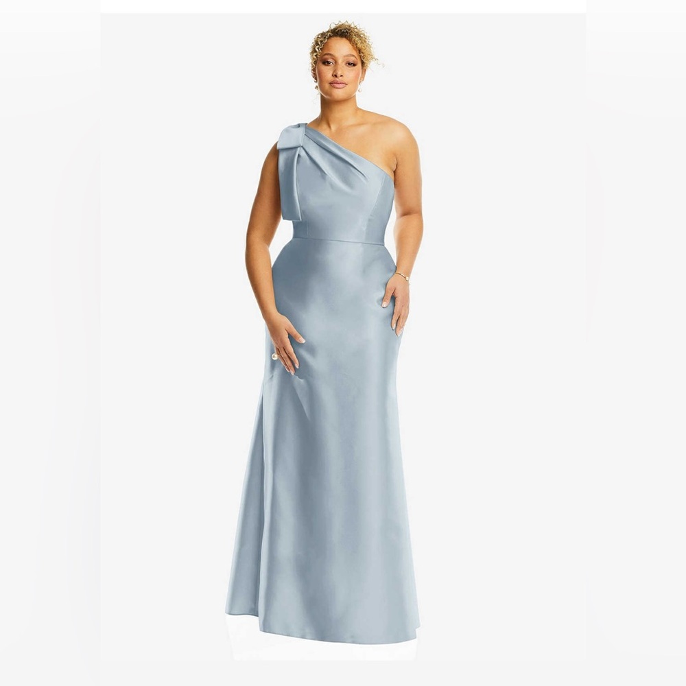 BOW ONE-SHOULDER SATIN TRUMPET GOWN IN MIST